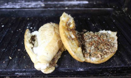 Kokoreç ustası, tüm zorluklara rağmen evine ekmek götürmeye devam ediyor