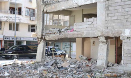 Kolonları parçalanan ve ayakta güçlükle duran binanın hasarsız olduğu gerekçesiyle mahkemeye verilmesi hayrete düşürdü