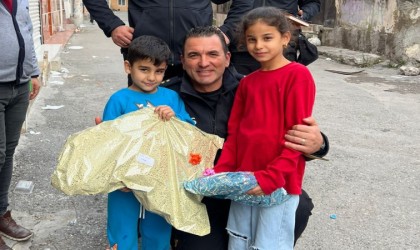 Konak polisinden çocuklara sürpriz yılbaşı hediyesi