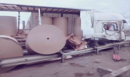 Kontrolden çıkan tır bariyerlere çarptı