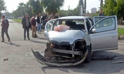 Kontrolsüz kavşakta iki otomobil çarpıştı: 3 yaralı