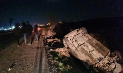 Köpeğe çarpmamak için manevra yapan otomobil yol kenarına devrildi: 5 yaralı