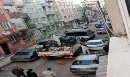 Kötü kokuların yükseldiği evden kamyon dolusu çöp çıktı