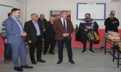 Kursiyerlerin yaptığı giysiler kırsal mahalle öğrencilerine hediye edildi