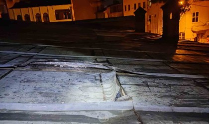 Kurşun levhaları çalmak isterken yakalandı