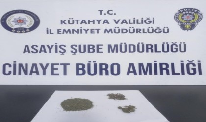 Kütahyada araç sürücüsünün üzerinde uyuşturucu ele geçirildi