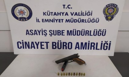 Kütahyada aranan şahsın üzerinde tabanca ele geçirildi
