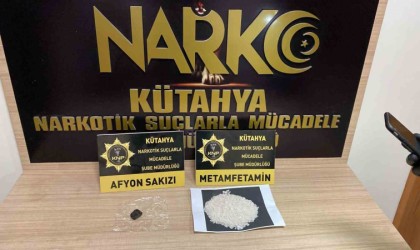 Kütahyada eşyaları arasında uyuşturucu ele geçirilen 2 otobüs yolcusu tutuklandı