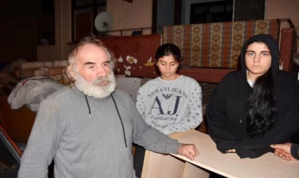 Mahkeme kararı ile evden çıkarıldı, 2 kızıyla sokakta kaldı