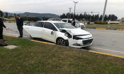 Manavgatta kamyonetle otomobil çarpıştı: 4 yaralı