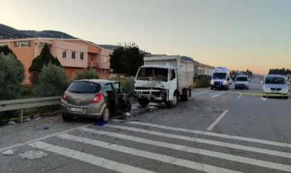 Manisa’da otomobil, kamyonete çarptı; 1 ölü, 3 yaralı