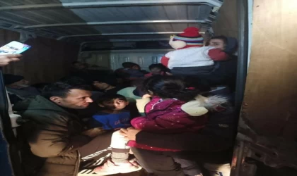 Manisa’da panelvan minibüste 33 kaçak göçmen yakalandı