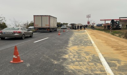 Manisada tır devrildi, yemler yola savruldu