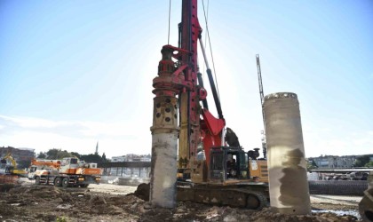 Menemende battı-çıktı projesi sürüyor: 250 fore kazık çakıldı