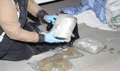 Mersinde bir tırda 15 kilo esrar, 2 tabanca ve kaçak sigaralar ele geçirildi