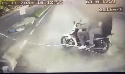 Midibüs ile motosikletin çarpıştığı kaza kamerada
