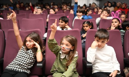 Minikler tiyatro oyunuyla eğlendi