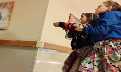 Odun keserken, eşinin kolunu kesti