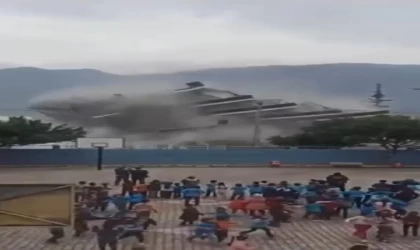 Okul yanında kontrollü yıkım; bahçedeki öğrenciler koşarak kaçtı