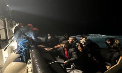 Ölümle burun buruna umut yolculuğu: 324 göçmen karaya çıkartıldı