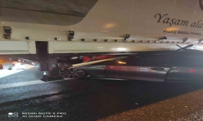 Otobanda tırın altına giren arabada can pazarı: 1 yaralı