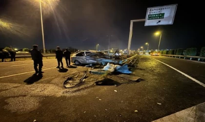 Otomobil bariyerlere çarptı: 1 ölü, 1 yaralı