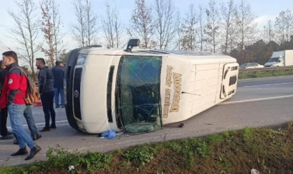 Otomobil, minibüse çarptı: 15 yaralı