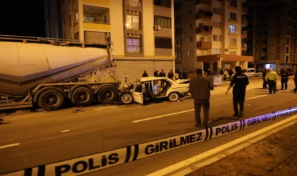 Otomobil, park halindeki tankere çarptı: 1 ölü, 4 yaralı