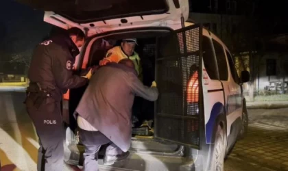 Otomobille kaldırıma çıkan alkollü sürücü kaza yerinde sızdı