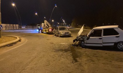 Otomobiller kavşakta çarpıştı: 5 yaralı