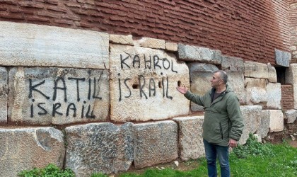 (Özel) Trajikomik protesto...2 bin yıllık surlara İsrailin zulmünü kazıdılar