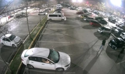 Parke taşı ile 35 aracın camlarını kıran şüpheli, kamerada