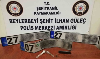 Plaka hırsızları kıskıvrak yakalandı