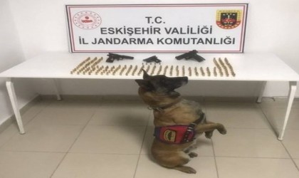 Rizeden Eskişehire getirilen kaçak silahlar ve mermiler ele geçirildi