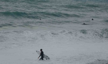 Sağanak ve fırtına alarmı verilen Antalyada deniz sörfçülere kaldı