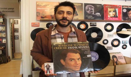 Sahaf dükkanında müzik tutkunlarına eski dönemleri yaşatıyor