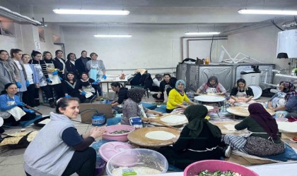 Salihlide anneler okulları İçin hamur açıp, gözleme yaptılar