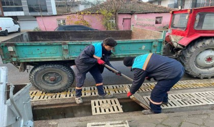 Salihlide yağmur suyu ızgaraları temizleniyor