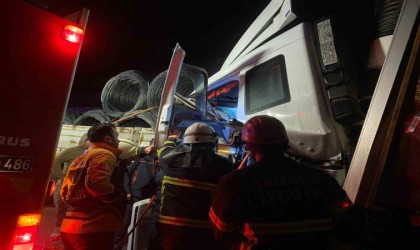 Samsunda kamyon tıra arkadan çarptı: 1 yaralı