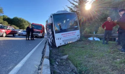 Samsun’da lastiği patlayan halk otobüsü refüje çıktı; 1 yaralı