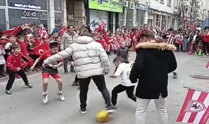 Samsunspor’un eski futbolcuları çocuklarla sokak futbolu oynadı