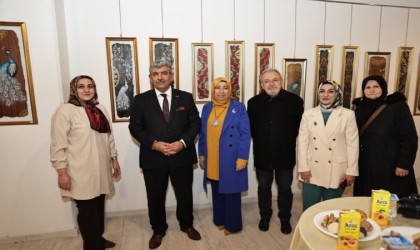 Selçukludan günümüze gelen motifleri ağaç parçalarına işleyerek yaşatıyor