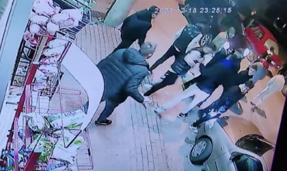 Silahlı gruptan kaçıp markete sığınan 3 kişiyi, iş yeri sahibi kurtardı; olay anı kamerada