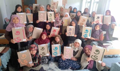 Simavda Kuran Kursunda tecvid kuralının harfleri örgü ile hazırlanıyor