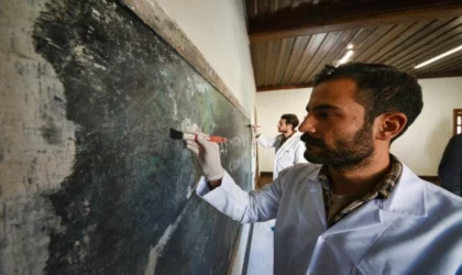 Sıva altından çıkarılan 90 yıllık taş tahta, üzerindeki izlerle korumaya alındı