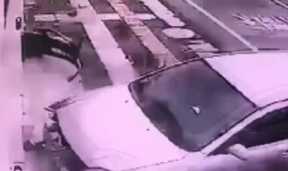 Sivas’ta otomobilin iş yerine çarptığı kaza kamerada