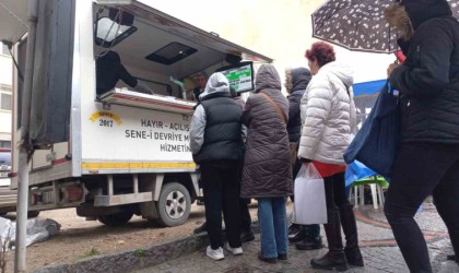 Soğuk ve yağışlı havada sıcak lokma kuyruğu