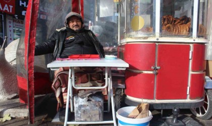 Soğukta satış yapmak zorunda kalan simitçi esnafı, ekmek büfesi gibi kapalı alan istiyor