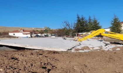 Sorgunda kaçak yapı ekiplerce yıkıldı