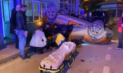 Takla atıp, çay ocağının camekanına çarpan otomobilin sürücüsü yaralandı